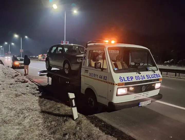 Šlepanje automobila u Surčinu